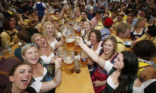 Tưng bừng ngày khai mạc lễ hội bia Oktoberfest qua ảnh